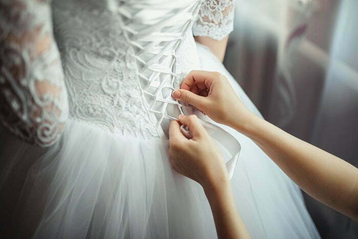 Noiva que adiou o casamento por falha na entrega de vestido deve ser indenizada