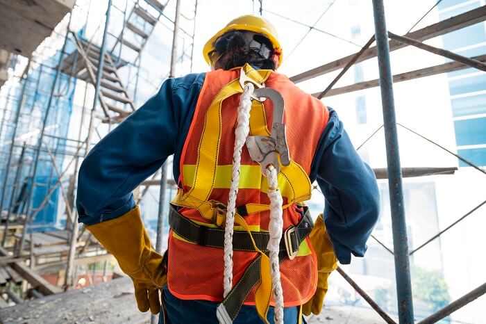 Justiça trabalhista reconhece responsabilidade de construtoras após queda de trabalhador por falta de equipamento de segurança