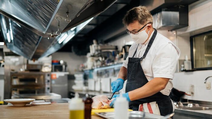 Auxiliar de cozinha receberá verbas demissionais após reconhecimento de vínculo de emprego